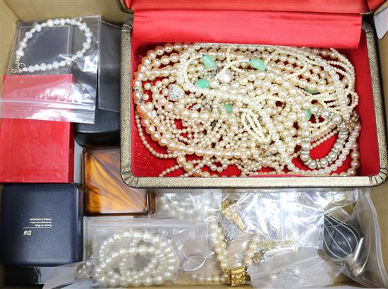 A quantity of mixed costume jewellery.